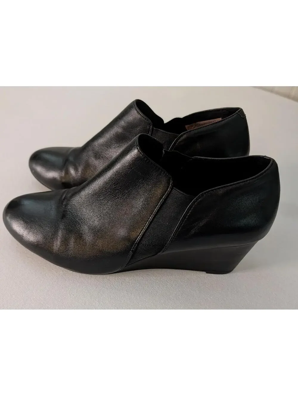 Vionic Black Leather Wedge Ankle Booties Size 9.5